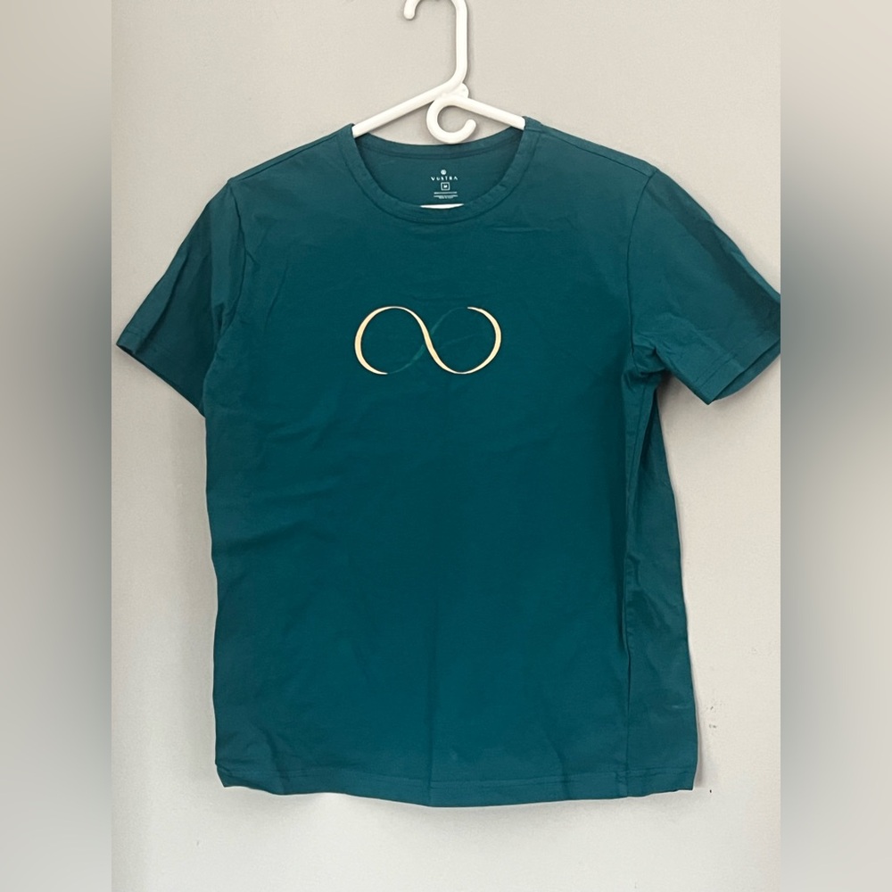 vustra tee in new condition. Size M